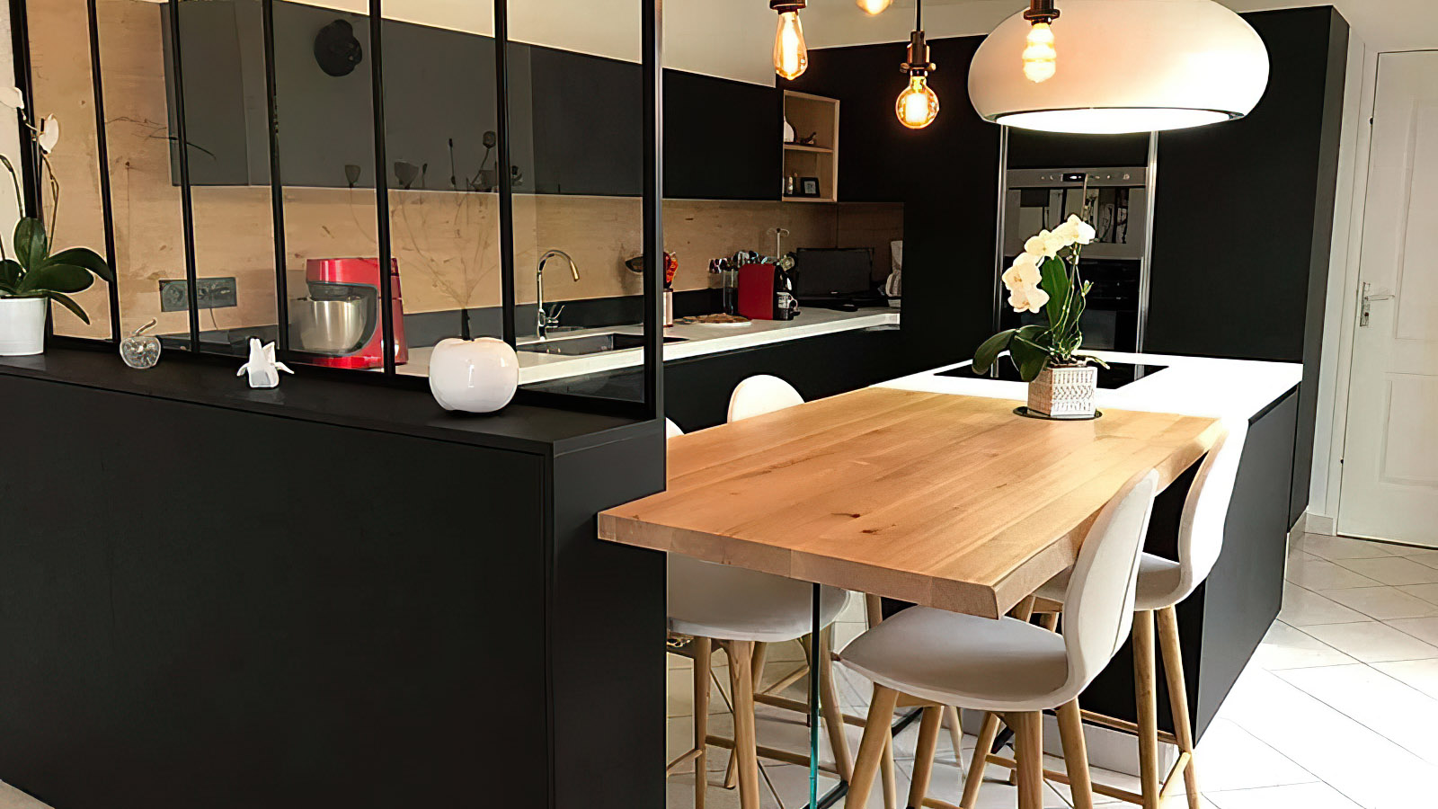 Cuisine design à Mauves-sur-Loire avec verrière noire